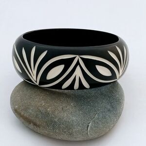 Vintage Carved Black & White Lucite Bangle Bracelet 1"